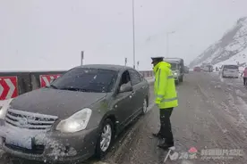 注意！独库公路玉希莫勒盖隧道-那拉提检查站因降雪双向交通管制图片