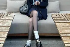 网红又带火一种穿法：黑丝+白袜，普通人别轻易跟风，hold不住图片