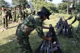 缅甸军方与民武激烈交战，军方用重武器进行打击图片