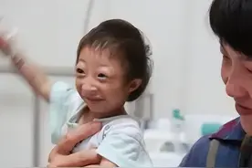 袖珍姑娘梁小小：出生时重2.1千克，身长33厘米，3岁时已停止生长图片