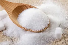 白糖是怎么来的？白糖的制作过程，从黄色液体一步步变成白色晶体图片