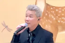 陶喆罕见出镜唱歌，头发全白神似张庭老公，林青霞深情跟唱图片