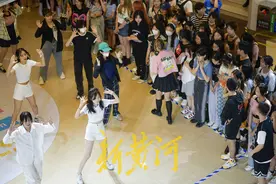 随机舞蹈“点燃”夏夜 百名00后闻歌起舞图片