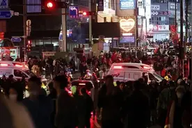 韩国踩踏：女孩被百人卡死 整张脸死白10秒片曝光！3警猛拉救不出图片