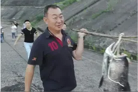 江西水库泄洪，大量活鱼被冲到下游，专家却说千万别捞？图片