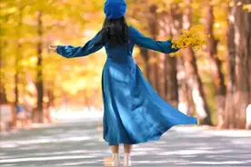 阿姨拍照不要大妈味儿，学会5个姿势和技巧，照片优雅有韵味图片