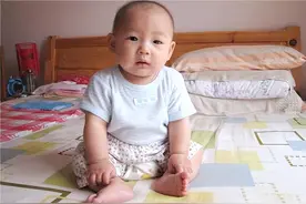 孩子走路早晚和智商有关系吗？0-18个月宝宝运动技能里程碑，收藏图片