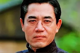 演员陈宝国：娶同学赵奎娥，结婚40年宠妻如宝，成年儿子让他犯愁图片