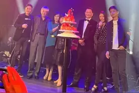 林心如携霍建华为爸爸庆生，双方父母罕见同框，全家都是高颜值图片