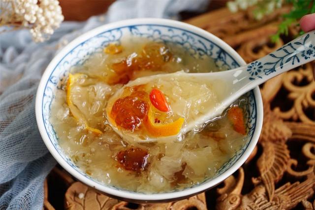 女人吃燕窝好还是胶原蛋白好 2026年女人喝燕窝胶原蛋白肽有好处吗