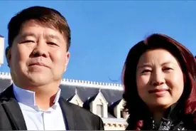 2010年，云南富豪强拆佛寺，三年后离奇坠机身亡，妻跪求高僧超度图片