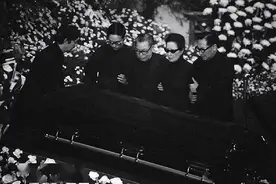 蒋介石48年未曾下葬，死后穿了7条裤子，宋美龄晚年8字道出真相图片