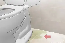 马桶底部往外渗水散臭味？一个人更换马桶法兰胶圈可不可行图片