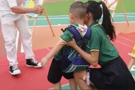 孩子不想进幼儿园，让老师抱走？做好3点，孩子主动走进幼儿园图片