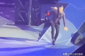 62岁张学友演唱会摔倒！近况曝光身体早已不适，疑担心赔偿仍坚持图片