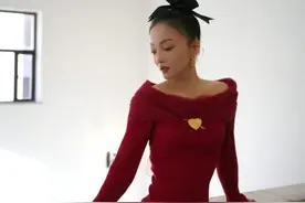 60岁刘德华站C位！张韶涵红色长裙气质绝了，新春茶话会阵容好强图片