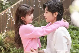 原来真的有女主站着没有男主坐着高的偶像剧，它叫《金屋藏夫》图片