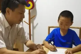 “我前面7只猴后面9只猴，一共几只猴”？小学生回答16被打叉图片