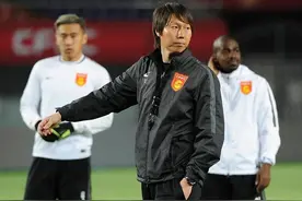 国足门将张鹭酗酒假球坑了貌美如花的主持人妻子和两个孩子图片