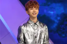 知名男星蔡徐坤，被前公司曝光整容图片