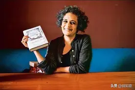 印度文学家阿兰达蒂·洛伊的成长史以及对当时的文化发展的贡献图片