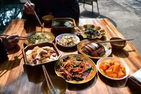 俗语“菜不摆三，筷不成五，席不成六”是什么意思？图片