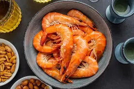 白灼虾，用水煮就毁了，这方法不加一滴水，虾肉Q弹，鲜味十足图片