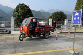 电动车、摩托车、三轮车要驾照，一天拿证很方便，考试流程明确了图片
