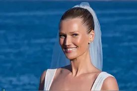 90后德国维密超模在爱琴海甜蜜大婚！谢小李子当年不娶之恩...图片