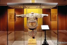 价值3亿的龙袍被鉴定为赝品，大妈自曝身份后，专家竟纷纷改口图片