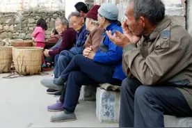 俗话说：“宁在城里带娃，别回农村养老”，是聪明人的选择？图片