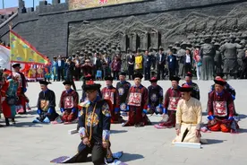 “乾隆七世孙”恒绍，身穿龙袍手戴帝王扳指，号召百官公开祭祖图片