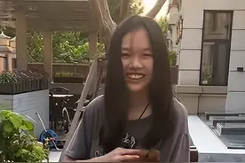 主持人王芳晒北京豪宅，院子大得能跑步有喷泉，18岁女儿皮肤真黑图片