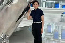 61岁邝美云现状：身材纤细不显老，常来内地做慈善，已捐53座学校图片