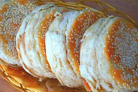 五香油酥烧饼，排队20分钟才能买到，秘诀做法分享，吃一口直掉渣图片