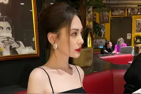 42岁阿娇近照曝光，穿吊带衫小秀性感，瘦身成功后更惊艳了图片