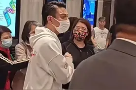 有惊无险！61岁刘德华香港逛街不带保镖，遭私生饭飞扑吓坏华仔图片