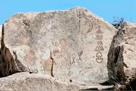 1990年，西藏发现的悬崖刻字石壁，揭开1300年前的一段往事图片