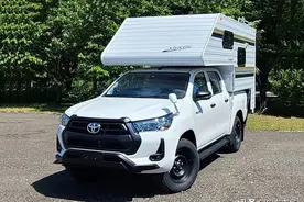 丰田海拉克斯皮卡背驮式房车，分体车厢拆装自如，两张床容纳5人图片