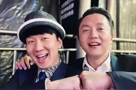 林俊杰出席亲哥婚礼，晒兄弟俩同框合影，现场其乐融融温馨又热闹图片