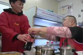 河南濮阳，农村三人行小伙，被大胃王上了一课，光鸡蛋就吃了一筐图片