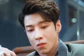 又一知名男星疑似恋情曝光，与女方手牵手同回爱巢，还向对方撒娇图片