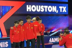 泪目！王楚钦见孙颖莎孤单，喊莎莎合影，刘国正搂肩孙颖莎，暖心图片