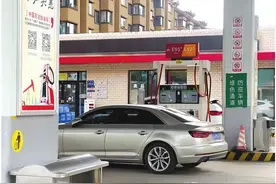 大庆一加油站给奥迪车“喂错口粮”图片