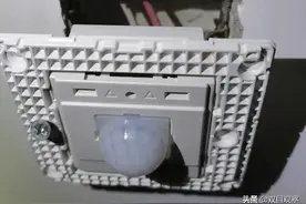 只用了几块钱就把门厅改成自动开关灯，再也不用摸黑了图片