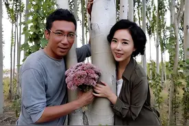 45岁颜丹晨的老公是熟悉的他！真空穿西装散发荷尔蒙，真是嫁对了图片