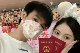 Letme官宣结婚：晒结婚证和新娘照片！太般配了图片