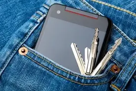 注意！手机千万不要和这些东西放一起，别等到“中招”才后悔图片