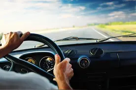 自动挡车下陡坡，挂D挡踩刹车是错误的！这样做才安全，了解一下图片