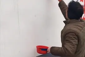 河南叶县，男子书法犹如印刷体，一把刷子养全家：真有两把刷子图片